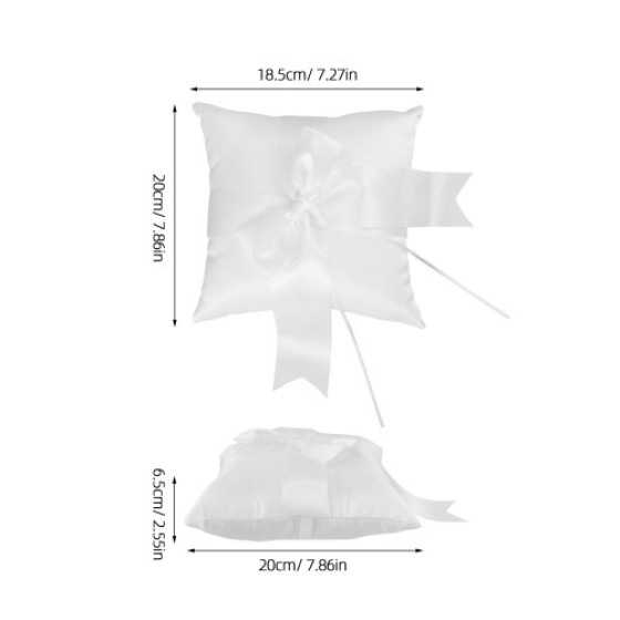 セレモニーと写真撮影用のリボン付き白い枕